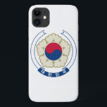 Capa Para iPhone Da Case-Mate emblema sul da coreia<br><div class="desc">Emblema da Coreia do Sul. O emblema nacional da República da Coreia (Hangul: 대 한 의 국 장; Hanja: 민 국 大 韓 民 國 의 國 章 ) é constituído pelo símbolo da teguk presente na bandeira nacional do país, rodeado por cinco pétalas estilizadas e por uma fita com...</div>