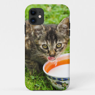 Capa Para iPhone Da Case-Mate Gatinho fofo bebendo de uma tigela