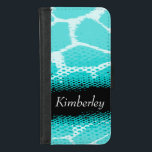 Capa Carteira Para iPhone 8/7 Bright aqua animal impresso com nome de garotas fl<br><div class="desc">Mala flape com estampamento de animais brilhantes em matizes pretas e aqua. Personalize este item com o seu primeiro nome. Este exemplo diz-se atualmente: Kimberley. Este padrão original de Sarah Trett,  é baseado no padrão encontrado em uma girafa com um ponto moiré de meio tom ganha cobertura padrão.</div>
