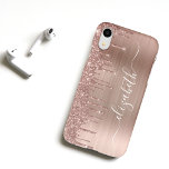 Capa Para iPhone Glitter de Discagem Dourada de rosa Personalizado<br><div class="desc">Capa de telefone com elegância personalizada e  escura,  com gotas de brilho de falso ouro rosa contra um fundo de folha metálica falsa em ouro rosa. Personalize com seu nome em um roteiro branco de tendência de na moda com baloiços.</div>