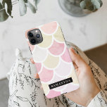 Capa Para iPhone Padrão de Escala de Sereia de Pastel Watercolor co<br><div class="desc">Padrão de Escala de Sereia de Pastel Watercolor com Nome</div>