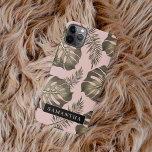 Capa Para iPhone Pink Tropical e Palm Dourado deixa padrão e nome<br><div class="desc">O padrão Tropical Pink & Dourada Palm Leaves apresenta um design vibrante e exótico inspirado pela estética tropical. O esquema de cores gira em torno de tons de rosa e ouro, criando uma aparência luxuosa e na moda. O padrão consiste em folhas de palma rendidas em vários tamanhos e orientações,...</div>