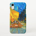 Capa Para iPhone Van Gogh Café Terrace à Noite<br><div class="desc">capas de iphone com a pintura a óleo de Vincent van Gogh Café Terrace na Noite (1888). Estrelas amarelas pintam o céu azul noturno acima de um café ao ar livre na França. Um presente maravilhoso para fãs do Impressionismo Poste e da arte holandesa.</div>
