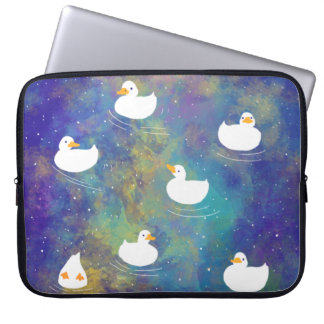 CAPA PARA NOTEBOOK 宇宙を泳ぐアヒル