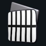 Capa Para Notebook 5 Linhas Pretas Bisectadas<br><div class="desc">Inspirado por um símbolo de mapa para vias férreas, este padrão geométrico em negrito apresenta cinco linhas pretas verticais divididas em metade por uma linha preta horizontal ao centro. O preto no padrão branco tem um aspecto elegante. O branco é transparente, então você pode mudá-lo se quiser. Basta clicar no...</div>