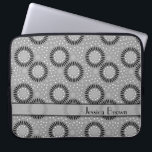 Capa Para Notebook A bolsa de laptop cinzenta das bolinhas das flores<br><div class="desc">Um design floral moderno com bolinhas e fundo pontilhado faz a sua bolsa de laptop do neopreno um cobrir atrativo para seu laptop. Personalize com seus detalhes ou suprima do texto para uma banda simples. Use a personalização ele característica para mudar a cor, o tamanho ou a pia batismal de...</div>