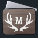 Capa Para Notebook A bolsa de laptop rústica dos antlers dos cervos<br><div class="desc">A bolsa de laptop rústica dos antlers dos cervos da caça do vintage. Textura de madeira do fundo do painel da grão de Brown com monograma conhecido feito sob encomenda. Ideia personalizada do presente para mulheres e miúdos dos homens. Design do tema da caça.</div>