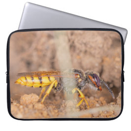 Capa Para Notebook A close-up photograph of a wasp