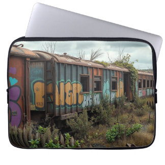 Capa Para Notebook A Ferrovia Esquecida – Trem Abandonado com Grafite