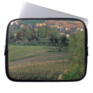 Capa Para Notebook A vila de San Gimignano fica nas colinas ondulante