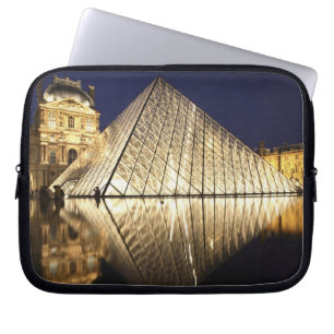 Capa Para Notebook A vista noturna da Pirâmide de vidro do Museu do