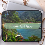 Capa Para Notebook A Yelapa View 0828<br><div class="desc">Pintura Coleção "A Yelapa View 0828" Proteja seu laptop com uma bolsa de laptop personalizada. Estas capas leves e resistentes à água parecem excelente com este design tropical. Excelente para viagem ou apenas para uso diário. As bolsas de laptop personalizadas vêm em três tamanhos para ajustado do seu dispositivo e...</div>