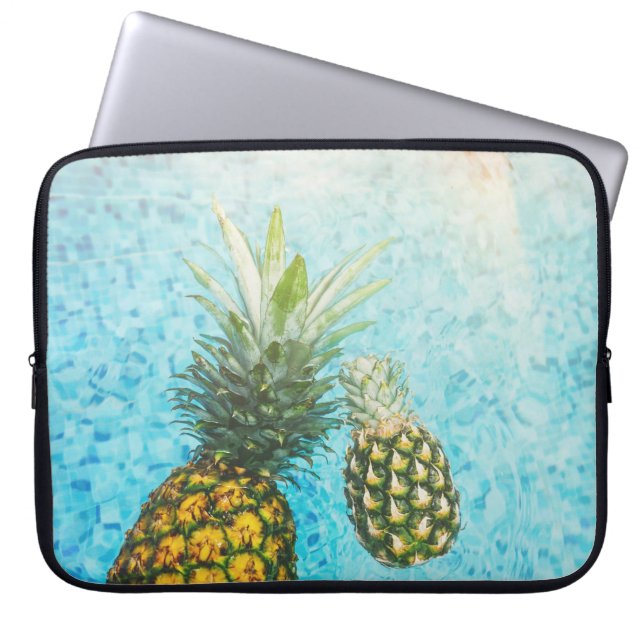 Capa Para Notebook Abacaxis na piscina (Frente)