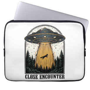 Capa Para Notebook Abdução na Floresta Alienígena - Gravação Vintage