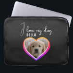 Capa Para Notebook Adoro o meu nome de Pet Foto Coração do Cão<br><div class="desc">Eu adoro a bolsa de laptop do nome do animal de coração do cão. Uma foto em forma de coração e um texto em script de tendência. Adicione sua foto e seu nome.</div>