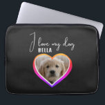 Capa Para Notebook Adoro o meu nome de Pet Foto Coração do Cão<br><div class="desc">Eu adoro a bolsa de laptop do nome do animal de coração do cão. Uma foto em forma de coração e um texto em script de tendência. Adicione sua foto e seu nome.</div>