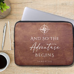 Capa Para Notebook Adventure inicia couro castanho personalizado<br><div class="desc">Na moda Adventure com o tema couro marrom personalizado bolsa de laptop. A design apresenta um sofisticado fundo de couro castanho com aparência impressão com bússola branca e citação motivacional,  "E assim a aventura começa". Personalize com seu nome para torná-lo exclusivamente seu.</div>
