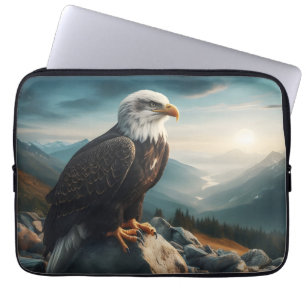 Capa Para Notebook Águia Empoleirada em Terreno Rochoso
