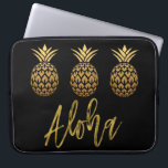 Capa Para Notebook Aloha Abacaxi Tropical Black and Gold Foil<br><div class="desc">Aloha Faux Dourada Typografia e Caso Tropical de Abacaxi é divertido no estilo do sol.</div>