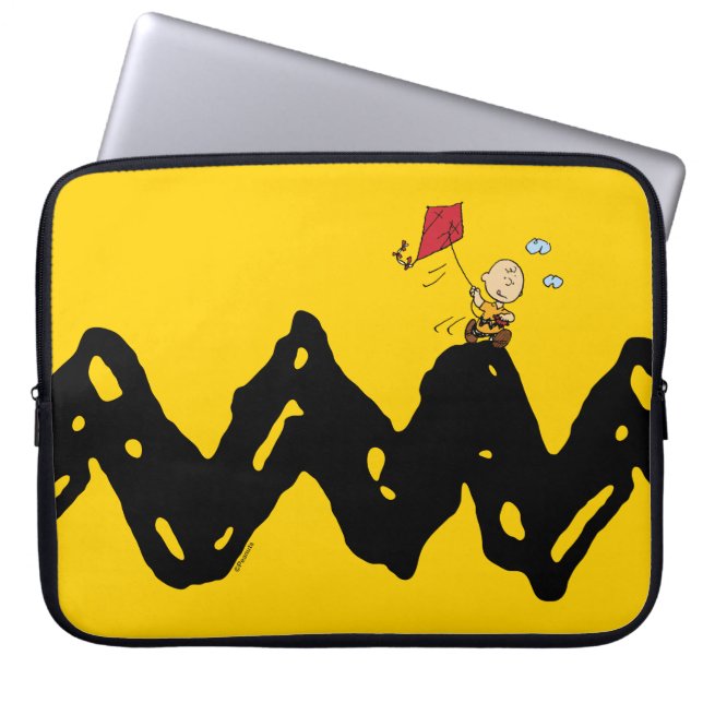 Capa Para Notebook Amendoins | Charlie Brown Flying Kite (Frente)