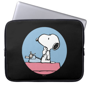 Capa Para Notebook Amendoins Esnoopia na máquina de escrever