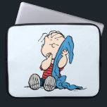 Capa Para Notebook Amendoins | Linus e seu cobertor<br><div class="desc">Linus é o melhor amigo de Charlie Brown e irmão de Lucy e Rerun van Pelt. Veja este design de amendoins bonitinho com Linus e seu cobertor.</div>