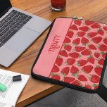 Capa Para Notebook Amoras Vermelhas Ripas a Rosa Personalizadas<br><div class="desc">Essa bolsa de laptop bonito está pronta para ser personalizada com um nome. Esta design parece quase boa o suficiente para comer com as minhas ilustrações realistas de morangos vermelhos suculentos colocados contra um fundo rosa bonito. Os gráficos de fruta são representados em tons de vermelho e creme com folhas...</div>