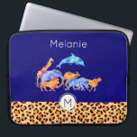 Capa Para Notebook Animais selvagens com uma fronteira de impressão d<br><div class="desc">Bolsa de laptop projetada com uma borda de impressão leopardo laranja exótica ao longo da parte inferior. Ilustrado com uma imagem de aquarela digital de um rebanho de animais selvagens que corra juntos. Os animais incluem golfinhos saltadores, girafa, elefante, canguru, rinoceronte, leão e leopardo. O fundo é uma cor púrpura...</div>