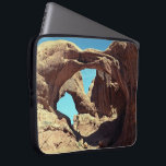 Capa Para Notebook Arco Duplo<br><div class="desc">É um dia quente de agosto em Arches National Park perto de Moab, Utah. Nessa fotografia colorida, dois imensos arcos Entrstone dão ao impressionante Arch Duplo seu nome. Para apreciar sua maciez, encontre a minúscula pessoa na foto, subindo para fora da sombra do arco de primeiro plano. O arco de...</div>