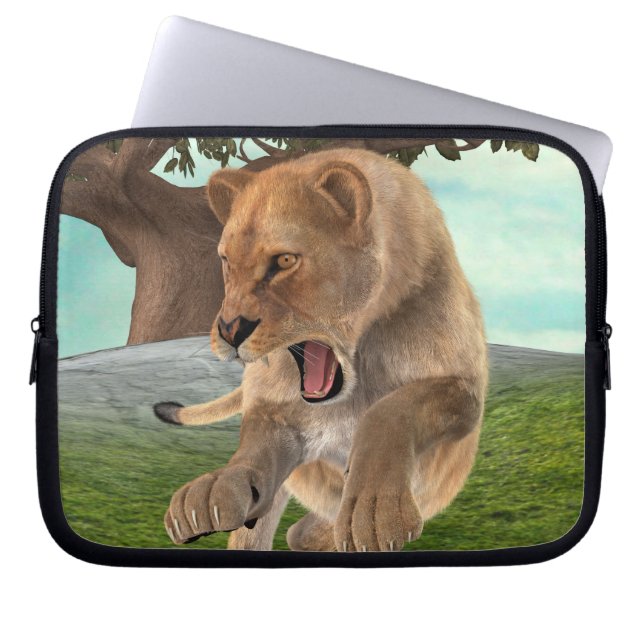 Capa Para Notebook Arte de Aventura na Selva com Leoa Feroz (Frente)