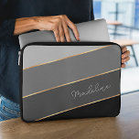 Capa Para Notebook Arte de distribuição de Cinzas de média luz preto-<br><div class="desc">Mantenha seu novo dispositivo eletrônico protegido contra algemas e arranhões com esta bolsa de laptop protetora contra na moda, preta, média escura e cinza clara, de cor listrada e resistente à água com zíper. Com espaço para personalizar com o nome, monograma ou iniciais da sua escolha. Belo, moderno e legal...</div>
