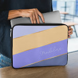 Capa Para Notebook Arte de Lavanda azul violeta suave amarela persona<br><div class="desc">Mantenha seu novo dispositivo eletrônico protegido contra algemas e arranhões com esta bolsa de laptop protetora contra na moda, azul-cinzenta contemporânea, lavanda, amarelo-milho-claro, e de neopreno resistente à água com risca colorido violeta pastel com zíper. Com espaço para personalizar com o nome, monograma ou iniciais da sua escolha. Belo, moderno...</div>