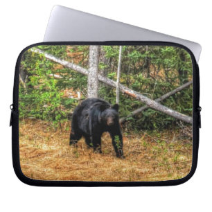 Capa Para Notebook Arte Fotográfica do Urso Negro Selvagem e Floresta