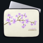 Capa Para Notebook Árvore das flores de cerejeira da lavanda<br><div class="desc">A bolsa de laptop personalizada caracteriza uma ilustração bonita do vetor do as flores de cerejeira ou a árvore de sakura. Personalize com seu nome,  monograma,  iniciais ou texto de sua escolha. 
 Mujka</div>
