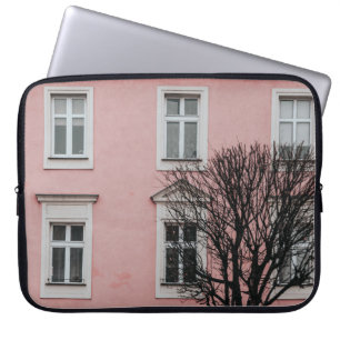 CAPA PARA NOTEBOOK ÁRVORE EM FRENTE À CONSTRUÇÃO DE PINTOS