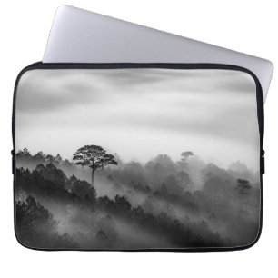 Capa Para Notebook Árvore grande na floresta do pinho na névoa