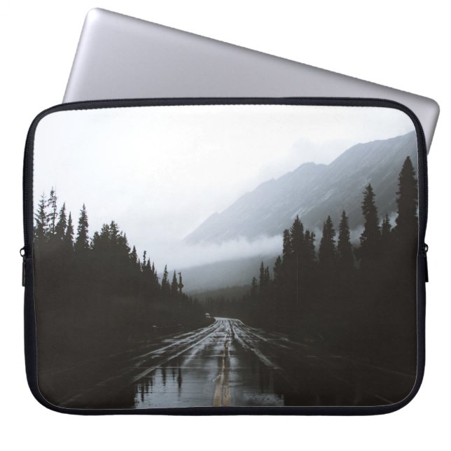 CAPA PARA NOTEBOOK ÁRVORES PERTO DA ESTRADA QUE CONDUZEM À MONTANHA (Frente)