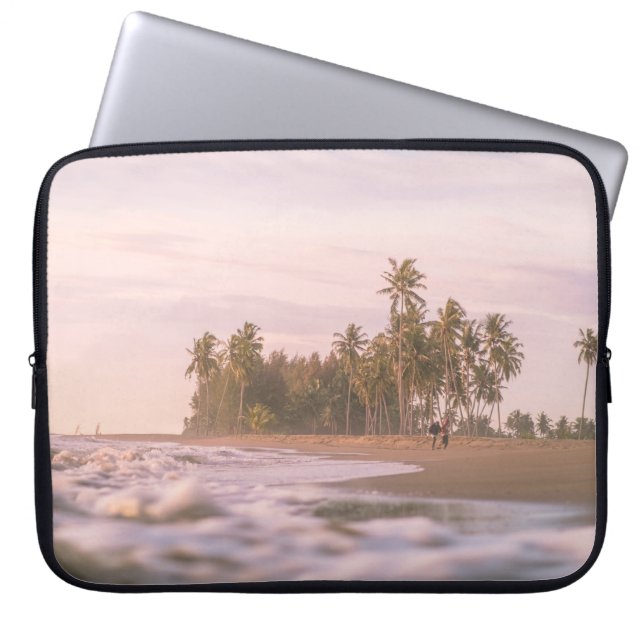 CAPA PARA NOTEBOOK ÁRVORES VERDES DE PALMAS NA AREIA MARROM SOB NUVEN (Frente)