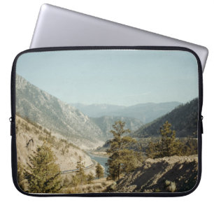 CAPA PARA NOTEBOOK ÁRVORES VERDES NA MONTANHA DURANTE O DIA