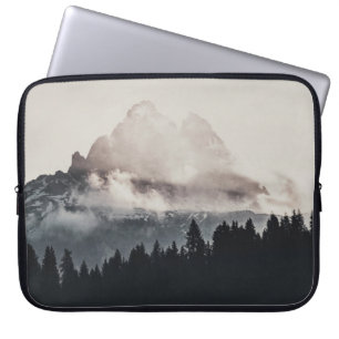CAPA PARA NOTEBOOK ÁRVORES VERDES NA MONTANHA SOB NUVENS BRANCAS