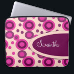 Capa Para Notebook As bolinhas personalizaram a bolsa de laptop: Rosa<br><div class="desc">A bolsa de laptop feita sob encomenda com um teste padrão de bolinhas na moda e um espaço a personalizar. Personalize com sua nome ou mensagem. Suprima do texto se você quer uma bolsa de laptop simples. O clique "personaliza-a" botão à pia batismal, ao tamanho ou à cor do texto...</div>
