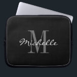 Capa Para Notebook As bolsas de laptop preto e branco glamoroso do<br><div class="desc">As bolsas de laptop preto e branco glamoroso do monograma. Design elegante da tipografia do roteiro com letra inicial monogrammed. Modelo elegante para mulheres e miúdos dos homens. Acessórios de computador feitos sob encomenda com logotipo luxuoso. Ideia bonito do presente de aniversário para a mamã, o pai, o filho, a...</div>
