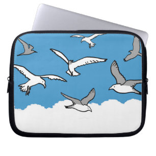 Capa Para Notebook As gaivotas voam alto no céu.