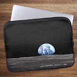 Capa Para Notebook Ascensão da Terra sobre a Lua, Apolo 11, 1969<br><div class="desc">A Terra é vista como ascensão no horizonte da lua nesta imagem icônica de julho de 1969 Apollo 11. Editada para uma ótima qualidade de impressão por BeauLindaSpace. Manter, editar ou excluir o texto descritivo personalizado. Faz um excelente de aniversário personalizado, Natal ou outro presente de feriado, especialmente para um...</div>