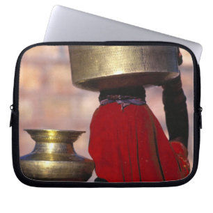 Capa Para Notebook Ásia, Índia, Rajastão. Uma mulher local de vermelh