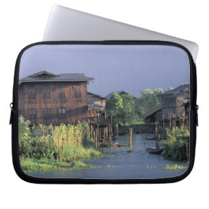 Capa Para Notebook Ásia, Mianmar, Lago Inle. Uma vila flutuante sobre