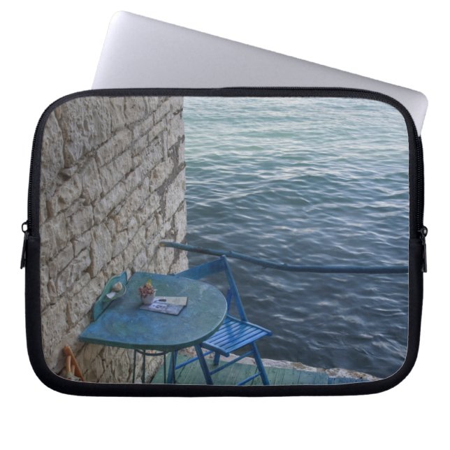 Capa Para Notebook Assentos à beira-mar para dois em um minúsculo caf (Frente)