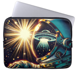 Capa Para Notebook Astronauta com Reflexo de um OVNI
