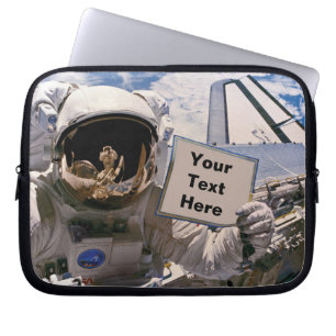 Capa Para Notebook Astronauta da NASA segurando placa - Adicionar tex