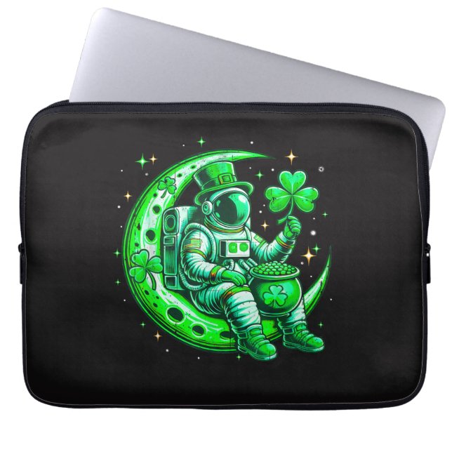 Capa Para Notebook Astronauta no Espaço da Lua no Dia de São Patrício (Frente)